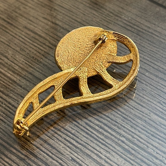 Vintage Abstract Paisley Swoop Gold-tone Pin with Emerald Green Cabochon Gem - Picture 8 of 16